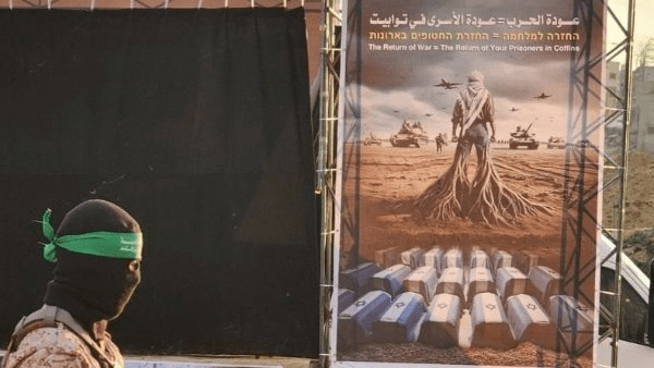 عودة الحرب تساوي عودة الأسرى في توابيت .. رسائل القسام خلال عملية تسليم الجثث الرهائن