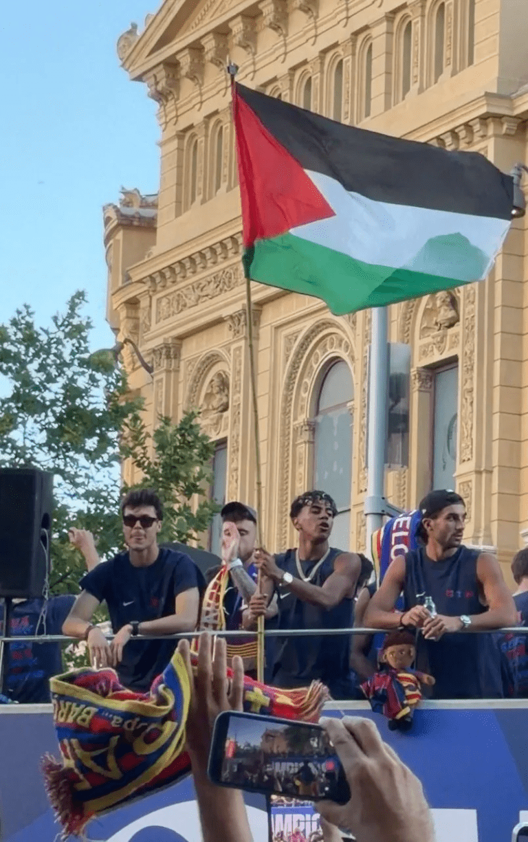 قبل احتفالية لامين يامال بالعلم: كيف دعم نجوم الكرة فلسطين؟