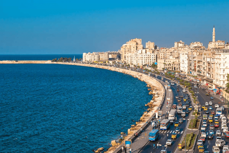 الإسكندرية تفتح البحر للمصريين.. إزالة منشآت تحجب الرؤية على الكورنيش