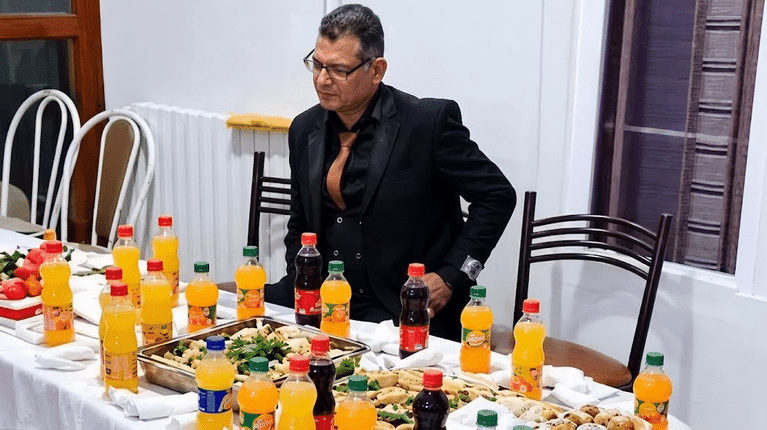العريس الجزائري صالح في مراونة.. زفاف يتيم يتحول إلى فرحة جزائرية كبيرة