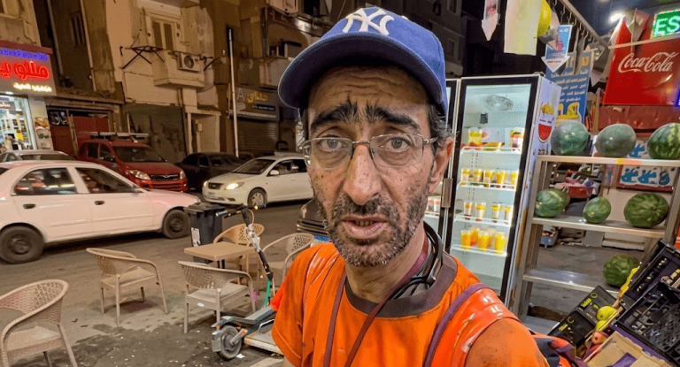 صيدلي بدرجة عامل دليفري.. مينا يحول ضغوط الحياة إلى حكاية كفاح